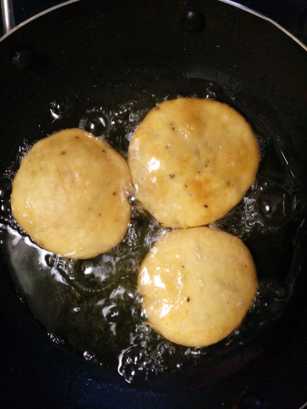 Mathri frying in a pan | Recipe by Savita Khanna
